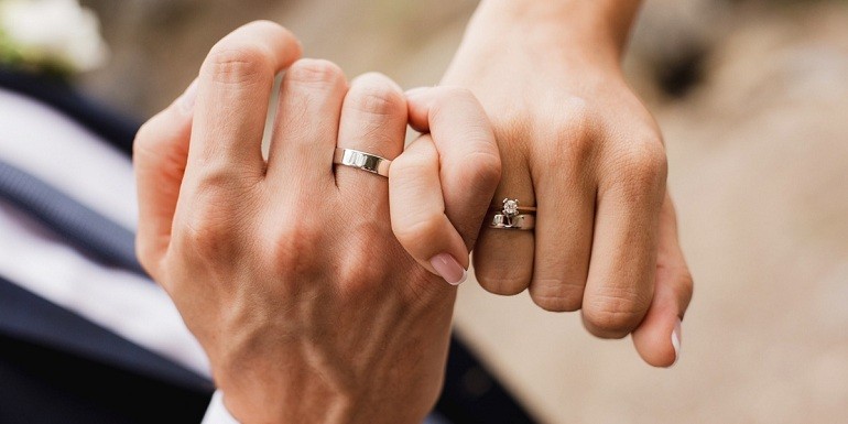 Đeo nhẫn cưới tay nào? Cách đeo nhẫn cưới chuẩn cho vợ chồng hạnh phúc
